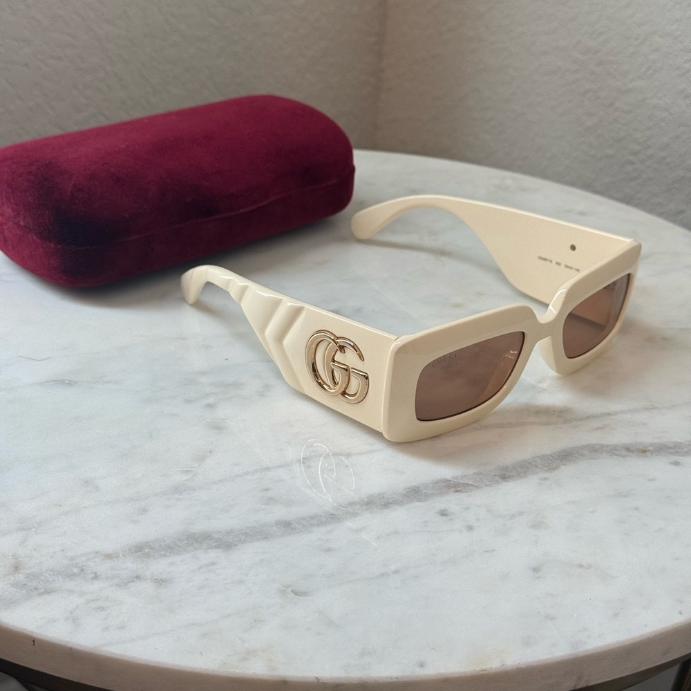 Gucci Ivory Sunglasses with Gold Logo (Only worn once)